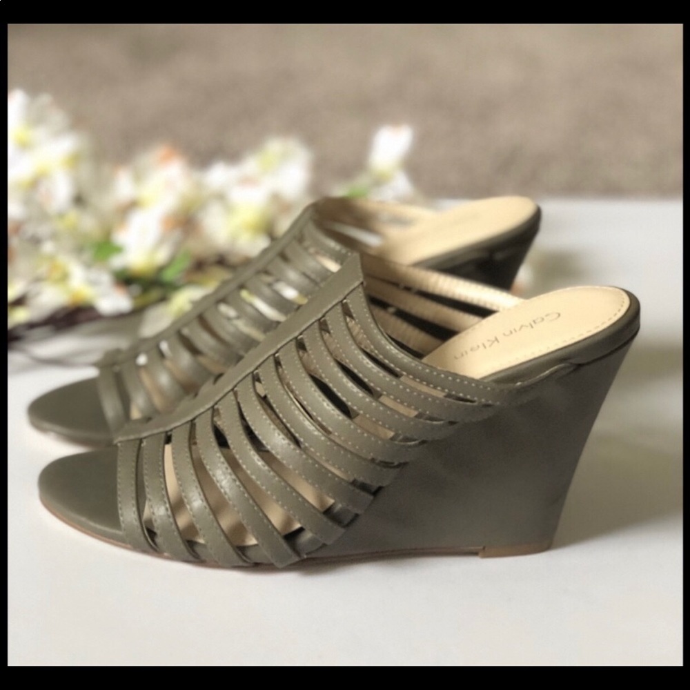 🦩CLEARANCE! NWOT Calvin Klein Phillipa Wedges